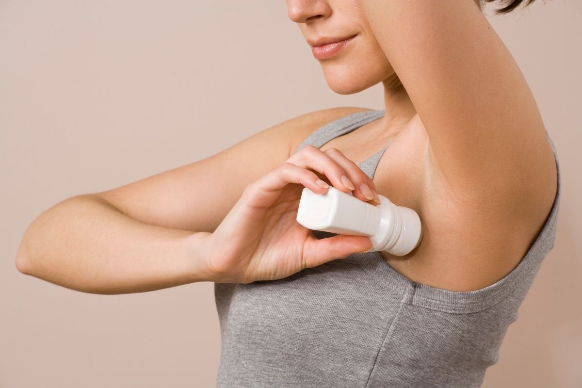 woman in Singapore applying natural deodorant