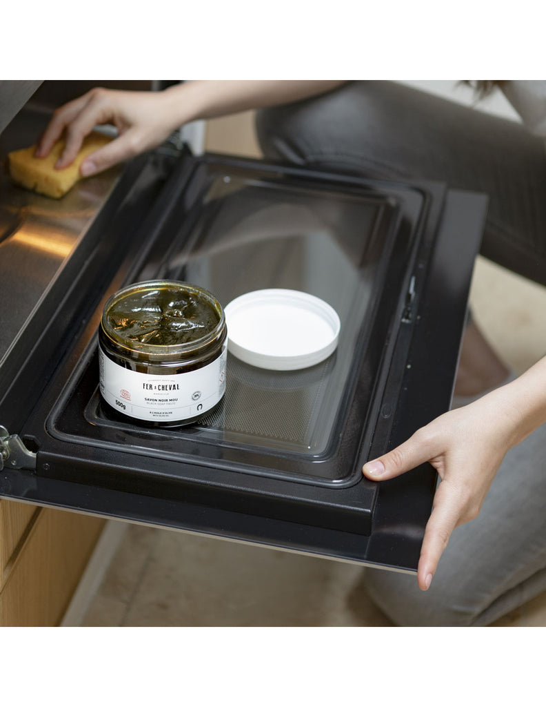 fer a cheval black soap paste in a tray